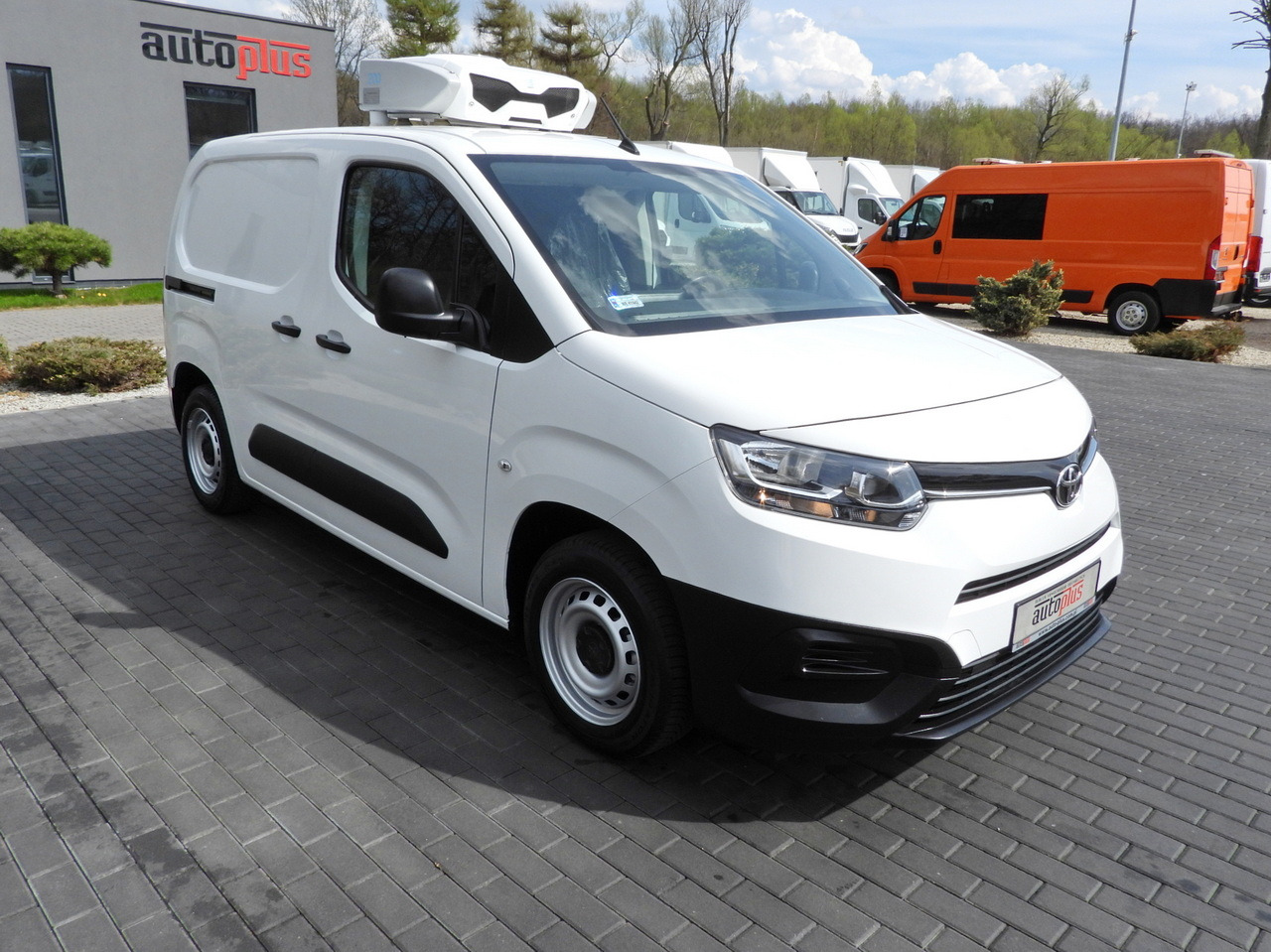 TOYOTA PROACE CITY REFRIGERATOR VAN -15*C POWER SUPPLY 230V CRUISE CONTROL AIR CONDITIONING 100HP - Chladiarenská dodávka: obrázok 4 TOYOTA PROACE CITY REFRIGERATOR VAN -15*C POWER SUPPLY 230V CRUISE CONTROL AIR CONDITIONING 100HP - Chladiarenská dodávka: obrázok 4
