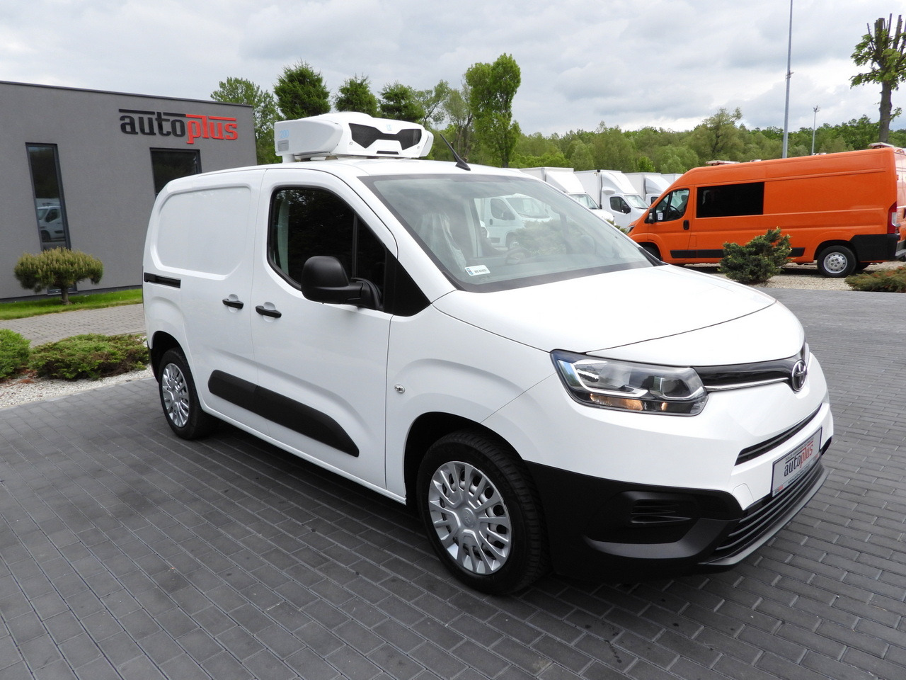 TOYOTA PROACE CITY REFRIGERATOR VAN -15*C POWER SUPPLY 230V CRUISE CONTROL AIR CONDITIONING 100HP - Chladiarenská dodávka: obrázok 4 TOYOTA PROACE CITY REFRIGERATOR VAN -15*C POWER SUPPLY 230V CRUISE CONTROL AIR CONDITIONING 100HP - Chladiarenská dodávka: obrázok 4