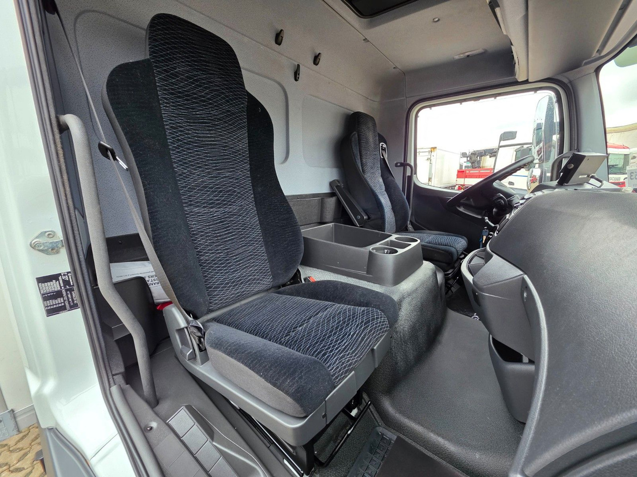 Chladirenské nákladné vozidlo Mercedes-Benz Atego 1523 / LBW / ROHRBAHN/ Carrier: obrázok 33 Chladirenské nákladné vozidlo Mercedes-Benz Atego 1523 / LBW / ROHRBAHN/ Carrier: obrázok 33