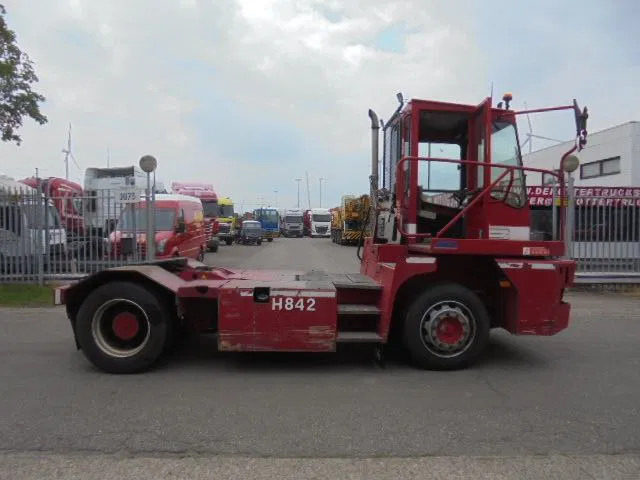 MOL YM 225/4X2 40 KM/H - Terminálový ťahač: obrázok 4 MOL YM 225/4X2 40 KM/H - Terminálový ťahač: obrázok 4