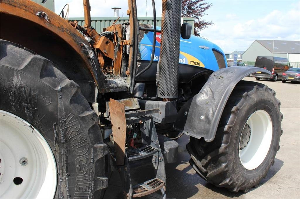 New Holland T7030 - Traktor: obrázok 3 New Holland T7030 - Traktor: obrázok 3