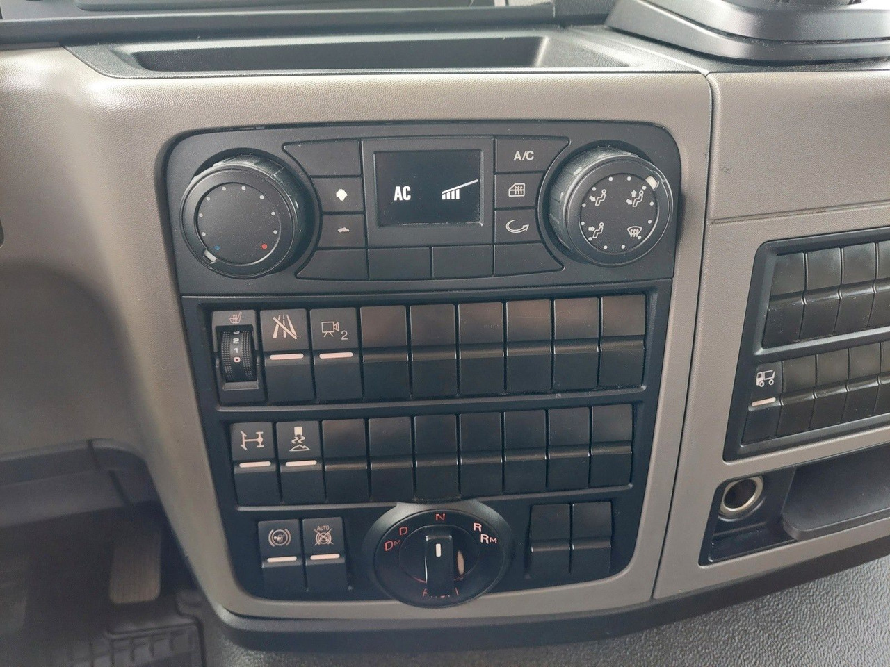 Plachtové nákladné vozidlo MAN TGL 12.250 BL 4x2: obrázok 36