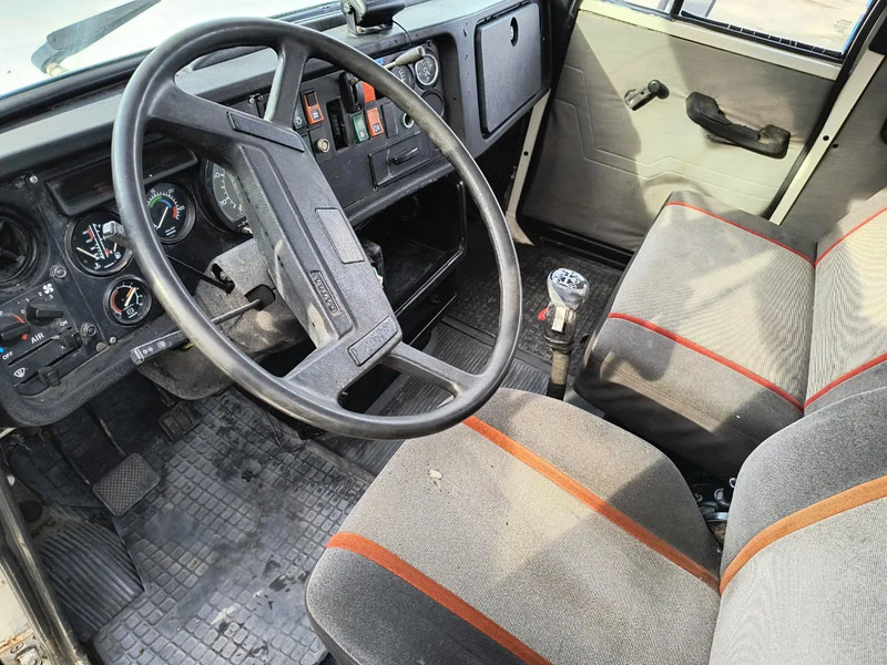 Interior photo 1: Auto s hydraulickou rukou Volvo NL12 420 6x4 CRANE 60T/M - VIDEOS AVAILABLE