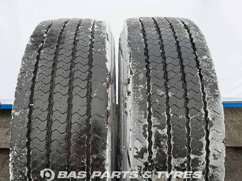 Pirelli Pirelli 315/70R22.5 RETREAD (cover) 156/150 M+S 3PMSF gebruikte set - Pneumatika pre Nákladné auto: obrázok 2 Pirelli Pirelli 315/70R22.5 RETREAD (cover) 156/150 M+S 3PMSF gebruikte set - Pneumatika pre Nákladné auto: obrázok 2