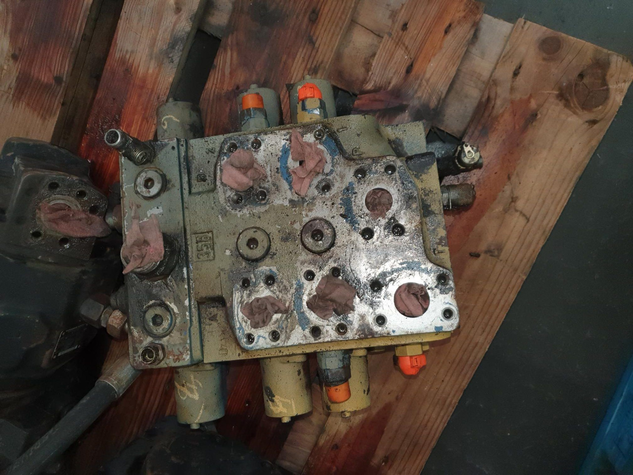 Distribuidor para Liebherr L564. M7305-02/3M7-22 - Náhradný diel pre Kolesový nakladač: obrázok 1 Distribuidor para Liebherr L564. M7305-02/3M7-22 - Náhradný diel pre Kolesový nakladač: obrázok 1