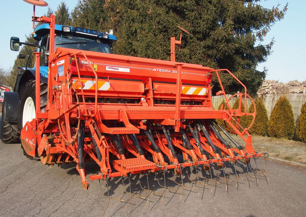 Agregat uprawowo-siewny Kuhn Kuhn HRB302D I INTEGRA 3000 2002 Brona wirowa + siewnik KUHN agregat uprawowo-siewny 3m - Modulárny sejací stroj: obrázok 2 Agregat uprawowo-siewny Kuhn Kuhn HRB302D I INTEGRA 3000 2002 Brona wirowa + siewnik KUHN agregat uprawowo-siewny 3m - Modulárny sejací stroj: obrázok 2