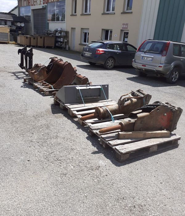 Godets pour pelle,Mini pelle, Tracto pelle. Fourche et mat d'elevateur.Moteur de forage avec tariere - Príslušenstvo pre Stavebné stroje: obrázok 1 Godets pour pelle,Mini pelle, Tracto pelle. Fourche et mat d'elevateur.Moteur de forage avec tariere - Príslušenstvo pre Stavebné stroje: obrázok 1