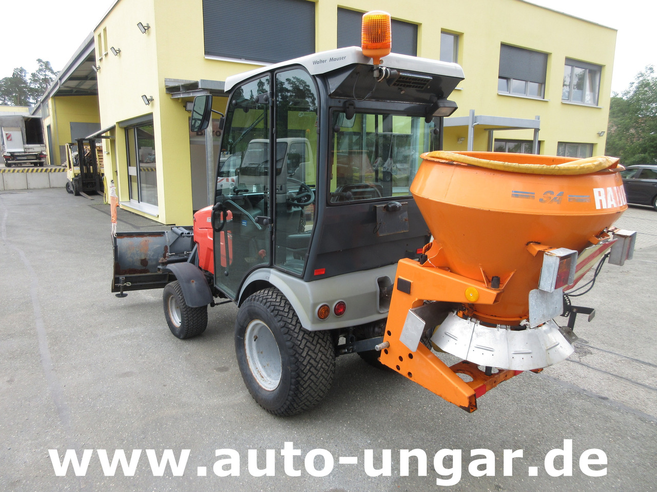 HAKO Hakotrac 2650 DA Winterdienst Schneepflug & Streuer 4x4 Zapfwelle Hydraulik - Komunálny traktor: obrázok 5 HAKO Hakotrac 2650 DA Winterdienst Schneepflug & Streuer 4x4 Zapfwelle Hydraulik - Komunálny traktor: obrázok 5