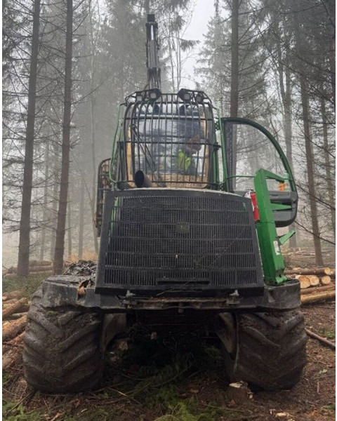 John Deere 1010E 8W - Vyvážečka: obrázok 4 John Deere 1010E 8W - Vyvážečka: obrázok 4