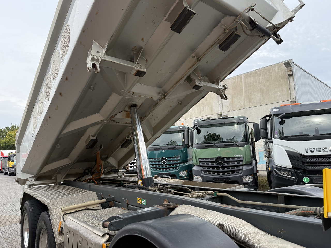 Mercedes-Benz Arocs 3245 K 8X4 - Sklápač: obrázok 2 Mercedes-Benz Arocs 3245 K 8X4 - Sklápač: obrázok 2