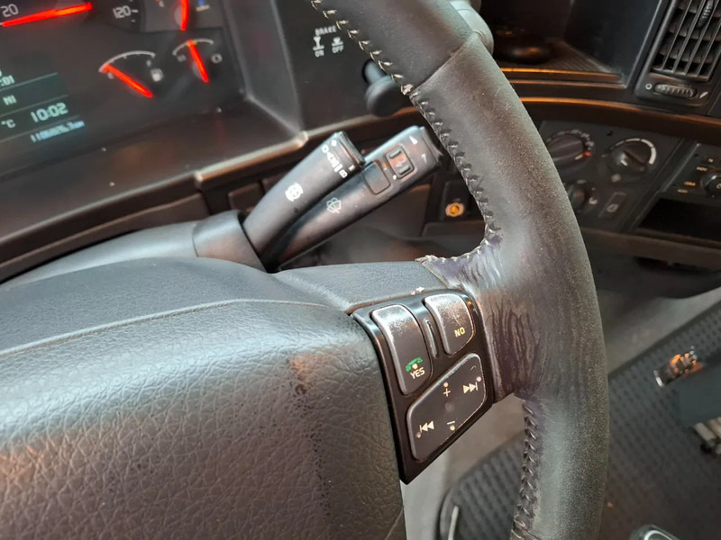 Ťahač Volvo FH16-750 / RETARDER / DOUBLE TANK / TUV:17-09-2026 / XENON / FRIDGE / ALCOA / LEATHER / AUTOMATIC / EURO-5 / 2012: obrázok 14 Ťahač Volvo FH16-750 / RETARDER / DOUBLE TANK / TUV:17-09-2026 / XENON / FRIDGE / ALCOA / LEATHER / AUTOMATIC / EURO-5 / 2012: obrázok 14