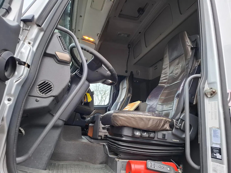 Ťahač Volvo FH16-750 / RETARDER / DOUBLE TANK / TUV:17-09-2026 / XENON / FRIDGE / ALCOA / LEATHER / AUTOMATIC / EURO-5 / 2012: obrázok 10 Ťahač Volvo FH16-750 / RETARDER / DOUBLE TANK / TUV:17-09-2026 / XENON / FRIDGE / ALCOA / LEATHER / AUTOMATIC / EURO-5 / 2012: obrázok 10