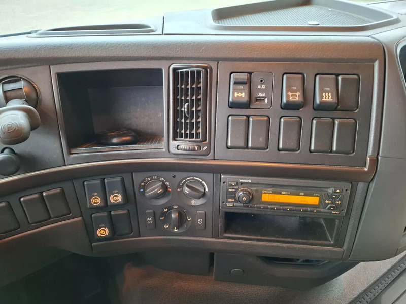 Ťahač Volvo FH16-750 / RETARDER / DOUBLE TANK / TUV:17-09-2026 / XENON / FRIDGE / ALCOA / LEATHER / AUTOMATIC / EURO-5 / 2012: obrázok 16 Ťahač Volvo FH16-750 / RETARDER / DOUBLE TANK / TUV:17-09-2026 / XENON / FRIDGE / ALCOA / LEATHER / AUTOMATIC / EURO-5 / 2012: obrázok 16