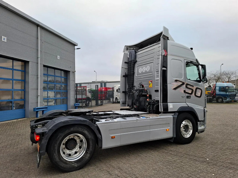 Volvo FH16-750 / RETARDER / DOUBLE TANK / TUV:17-09-2026 / XENON / FRIDGE / ALCOA / LEATHER / AUTOMATIC / EURO-5 / 2012 - Ťahač: obrázok 5 Volvo FH16-750 / RETARDER / DOUBLE TANK / TUV:17-09-2026 / XENON / FRIDGE / ALCOA / LEATHER / AUTOMATIC / EURO-5 / 2012 - Ťahač: obrázok 5