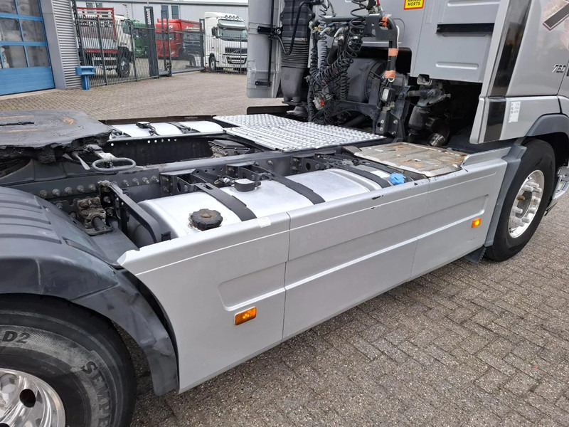 Ťahač Volvo FH16-750 / RETARDER / DOUBLE TANK / TUV:17-09-2026 / XENON / FRIDGE / ALCOA / LEATHER / AUTOMATIC / EURO-5 / 2012: obrázok 9 Ťahač Volvo FH16-750 / RETARDER / DOUBLE TANK / TUV:17-09-2026 / XENON / FRIDGE / ALCOA / LEATHER / AUTOMATIC / EURO-5 / 2012: obrázok 9
