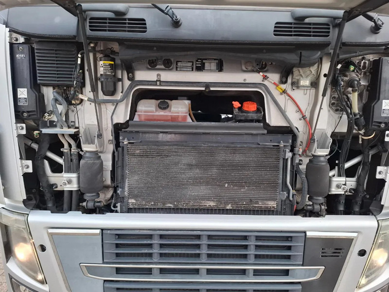 Ťahač Volvo FH16-750 / RETARDER / DOUBLE TANK / TUV:17-09-2026 / XENON / FRIDGE / ALCOA / LEATHER / AUTOMATIC / EURO-5 / 2012: obrázok 7 Ťahač Volvo FH16-750 / RETARDER / DOUBLE TANK / TUV:17-09-2026 / XENON / FRIDGE / ALCOA / LEATHER / AUTOMATIC / EURO-5 / 2012: obrázok 7