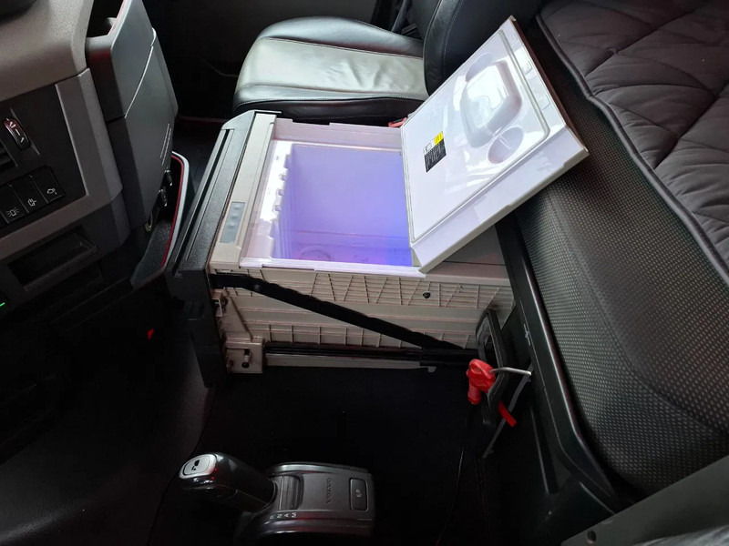 Ťahač Volvo FH4-460 / CLEAN NL TRUCK / VEB+ / ADR / ACC / LWDS / DAS / DOUBLE TANK / LEATHER / FRIDGE / ALCOA / EURO-6 / 2016: obrázok 20 Ťahač Volvo FH4-460 / CLEAN NL TRUCK / VEB+ / ADR / ACC / LWDS / DAS / DOUBLE TANK / LEATHER / FRIDGE / ALCOA / EURO-6 / 2016: obrázok 20