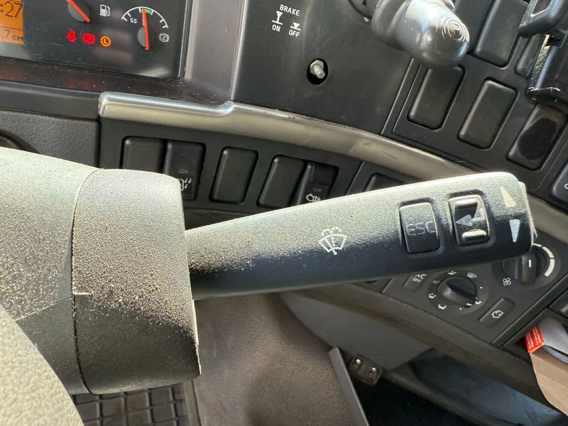 Leasing Volvo FH12-420 / CRANE AMCO VEBA V8204S / REMOTE / XENON / AIRCO / ANALOGE TACHO / MANUAL / EURO-3 / 2003 Volvo FH12-420 / CRANE AMCO VEBA V8204S / REMOTE / XENON / AIRCO / ANALOGE TACHO / MANUAL / EURO-3 / 2003: obrázok 17 Leasing Volvo FH12-420 / CRANE AMCO VEBA V8204S / REMOTE / XENON / AIRCO / ANALOGE TACHO / MANUAL / EURO-3 / 2003 Volvo FH12-420 / CRANE AMCO VEBA V8204S / REMOTE / XENON / AIRCO / ANALOGE TACHO / MANUAL / EURO-3 / 2003: obrázok 17