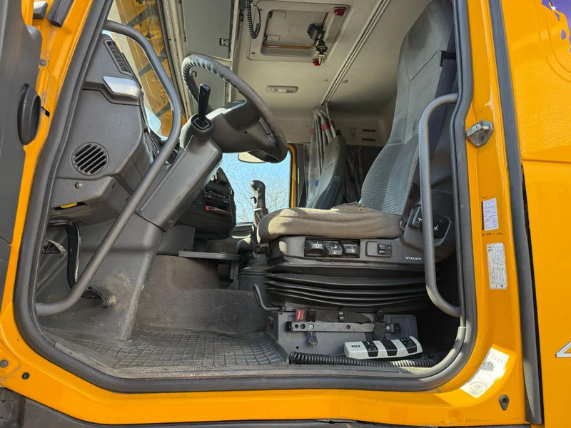 Leasing Volvo FH12-420 / CRANE AMCO VEBA V8204S / REMOTE / XENON / AIRCO / ANALOGE TACHO / MANUAL / EURO-3 / 2003 Volvo FH12-420 / CRANE AMCO VEBA V8204S / REMOTE / XENON / AIRCO / ANALOGE TACHO / MANUAL / EURO-3 / 2003: obrázok 14 Leasing Volvo FH12-420 / CRANE AMCO VEBA V8204S / REMOTE / XENON / AIRCO / ANALOGE TACHO / MANUAL / EURO-3 / 2003 Volvo FH12-420 / CRANE AMCO VEBA V8204S / REMOTE / XENON / AIRCO / ANALOGE TACHO / MANUAL / EURO-3 / 2003: obrázok 14