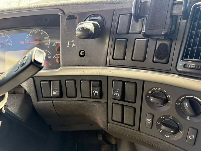 Leasing Volvo FH12-420 / CRANE AMCO VEBA V8204S / REMOTE / XENON / AIRCO / ANALOGE TACHO / MANUAL / EURO-3 / 2003 Volvo FH12-420 / CRANE AMCO VEBA V8204S / REMOTE / XENON / AIRCO / ANALOGE TACHO / MANUAL / EURO-3 / 2003: obrázok 20 Leasing Volvo FH12-420 / CRANE AMCO VEBA V8204S / REMOTE / XENON / AIRCO / ANALOGE TACHO / MANUAL / EURO-3 / 2003 Volvo FH12-420 / CRANE AMCO VEBA V8204S / REMOTE / XENON / AIRCO / ANALOGE TACHO / MANUAL / EURO-3 / 2003: obrázok 20