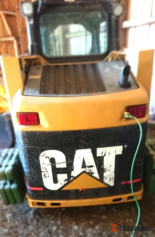 Cat 216 CAT 216 kompaktlaster – kun 2 290 timer - Šmykom riadený nakladač: obrázok 4 Cat 216 CAT 216 kompaktlaster – kun 2 290 timer - Šmykom riadený nakladač: obrázok 4