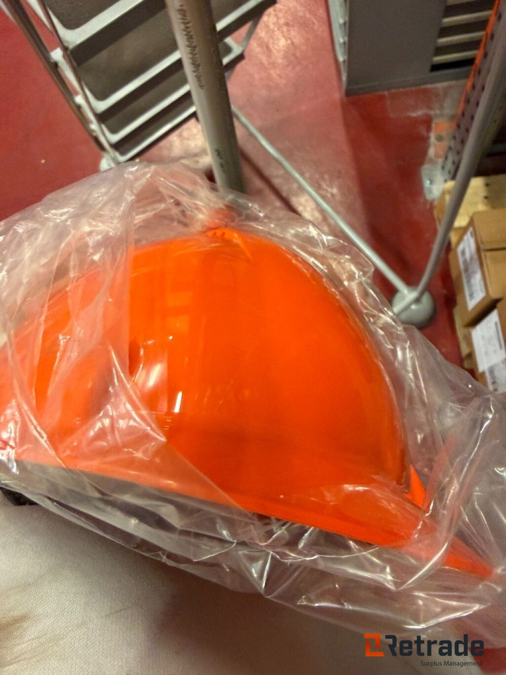 Hjelmer og støvdresser / Safety helmets and dust suits / not used - Nástroj/ Vybavenie: obrázok 5 Hjelmer og støvdresser / Safety helmets and dust suits / not used - Nástroj/ Vybavenie: obrázok 5