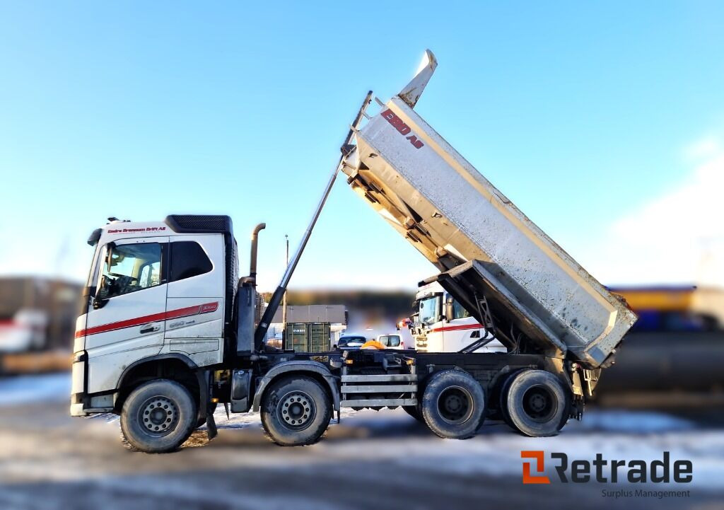 Robust og klar tippbil – Volvo FH16 650 8x4 med tipp og hengeropplegg - Iné stroje: obrázok 1 Robust og klar tippbil – Volvo FH16 650 8x4 med tipp og hengeropplegg - Iné stroje: obrázok 1