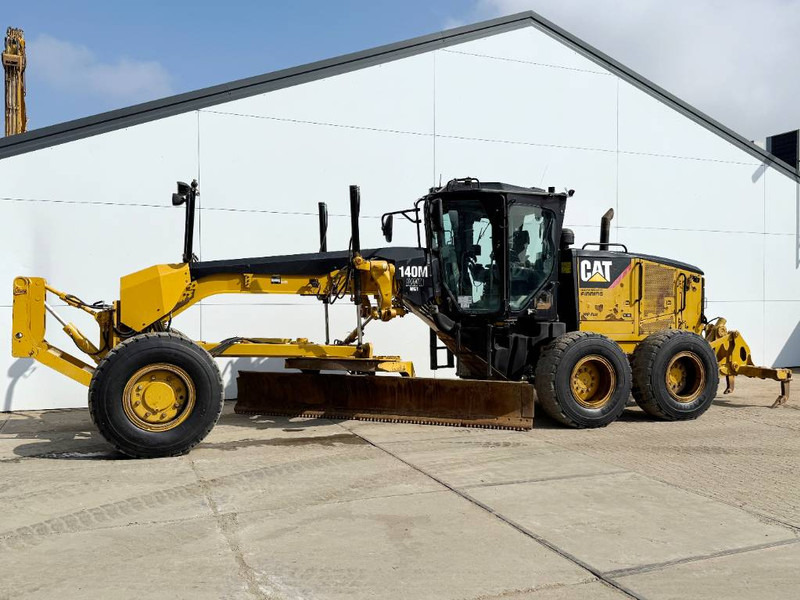 Cat 140M AWD 6x6 VHP Plus - Snowblade/ Ripper - Zrovnávač: obrázok 1 Cat 140M AWD 6x6 VHP Plus - Snowblade/ Ripper - Zrovnávač: obrázok 1