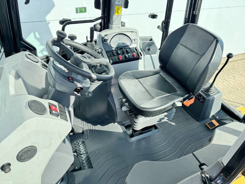 Cat 424 4WD - Hammer Lines / Airco / Side Shift - Rýpadlo-nakladač: obrázok 5 Cat 424 4WD - Hammer Lines / Airco / Side Shift - Rýpadlo-nakladač: obrázok 5