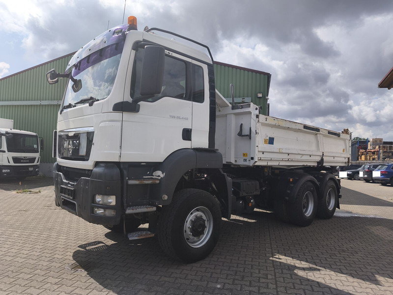MAN TGS 26.400 6x6 GL Meiller Dreiseitenkipper Bordmatik Plane Euro - Sklápač: obrázok 3 MAN TGS 26.400 6x6 GL Meiller Dreiseitenkipper Bordmatik Plane Euro - Sklápač: obrázok 3