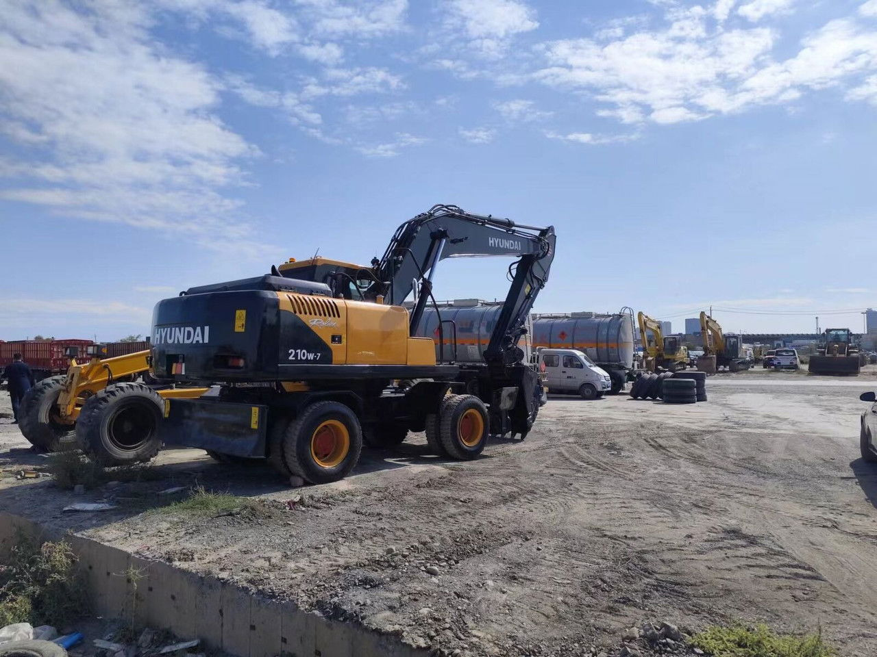 Hyundai R210-7 - Kolesové rýpadlo: obrázok 4 Hyundai R210-7 - Kolesové rýpadlo: obrázok 4