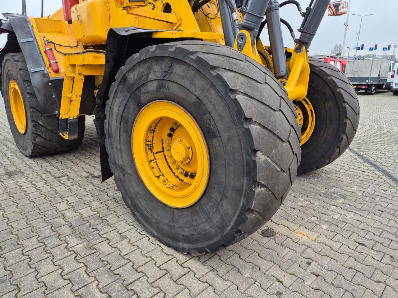 Kolesový nakladač Volvo L180 E: obrázok 18