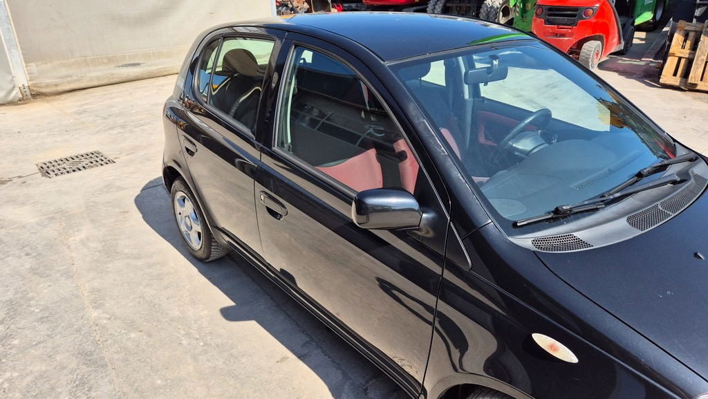Toyota Yaris 1.3 - Petrol - 5 Doors - AC - Hatchback: obrázok 4 Toyota Yaris 1.3 - Petrol - 5 Doors - AC - Hatchback: obrázok 4