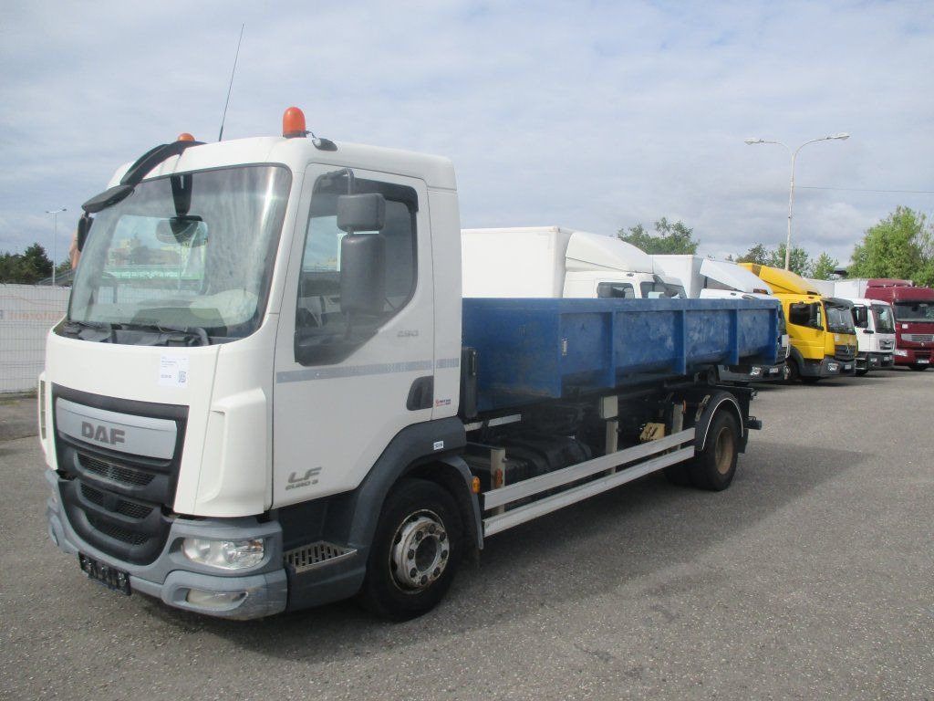 DAF LF 12.250 - Hákový nosič kontajnerov: obrázok 1 DAF LF 12.250 - Hákový nosič kontajnerov: obrázok 1