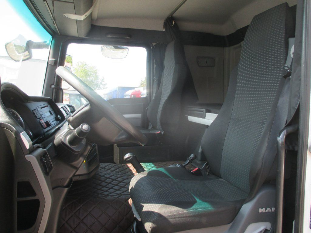 MAN TGL 12.220 - Skříňový nákladní auto: obrázok 4 MAN TGL 12.220 - Skříňový nákladní auto: obrázok 4
