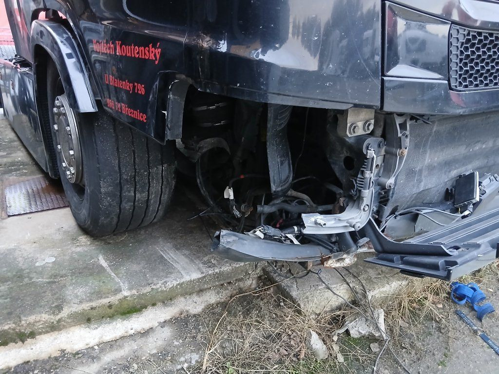 Scania R450 MEGA/lowdeck Unfall / damage - Ťahač: obrázok 4 Scania R450 MEGA/lowdeck Unfall / damage - Ťahač: obrázok 4