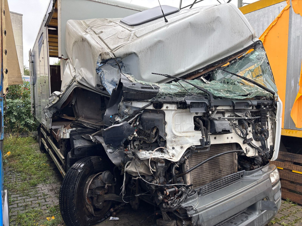 Renault 320*18 - Chladirenské nákladné vozidlo: obrázok 2 Renault 320*18 - Chladirenské nákladné vozidlo: obrázok 2