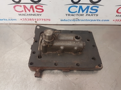 Case 4230 Hydraulic Valve And Cover Plate 10313a3, 110317a1 - Hydraulický ventil pre Traktor: obrázok 1 Case 4230 Hydraulic Valve And Cover Plate 10313a3, 110317a1 - Hydraulický ventil pre Traktor: obrázok 1