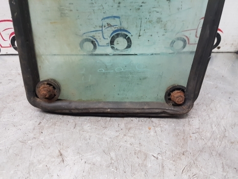 Landini Massey Ferguson 600 Series 690 Cab Knee Glass Lhs Rhs Tg1250, Tg1251 - Okno a diely pre Traktor: obrázok 5 Landini Massey Ferguson 600 Series 690 Cab Knee Glass Lhs Rhs Tg1250, Tg1251 - Okno a diely pre Traktor: obrázok 5