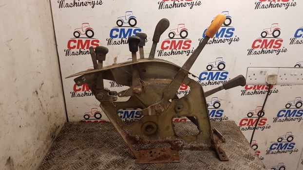 Massey Ferguson 4255 Cab Lift Rear Console Controls 3814519m92 - Kabína a interiér pre Traktor: obrázok 5 Massey Ferguson 4255 Cab Lift Rear Console Controls 3814519m92 - Kabína a interiér pre Traktor: obrázok 5