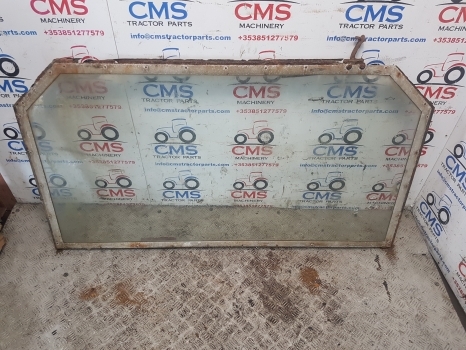 Massey Ferguson 50b Cab Rear Window Glass Mf50b - Okno a diely pre Traktor: obrázok 1 Massey Ferguson 50b Cab Rear Window Glass Mf50b - Okno a diely pre Traktor: obrázok 1