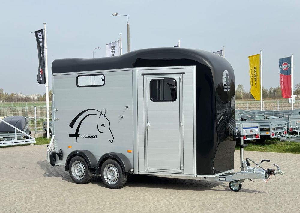CHEVAL LIBERTÉ Cheval Liberte Touring Country XL przyczepa na dwa konie | duża siodlarnia | drzwi boczne | rampa przednia | 387×179 cm | ALUMINIOWA | Debon | dostawa | mocna i solidna | - Príves na prepravu koní: obrázok 1 CHEVAL LIBERTÉ Cheval Liberte Touring Country XL przyczepa na dwa konie | duża siodlarnia | drzwi boczne | rampa przednia | 387×179 cm | ALUMINIOWA | Debon | dostawa | mocna i solidna | - Príves na prepravu koní: obrázok 1