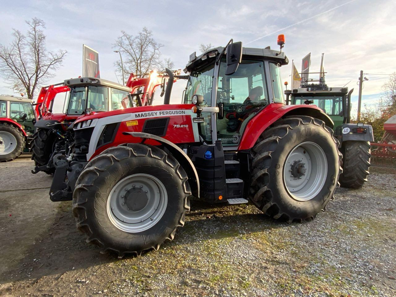 Massey Ferguson MF 7S.210 DYNA-VT - Traktor: obrázok 2 Massey Ferguson MF 7S.210 DYNA-VT - Traktor: obrázok 2