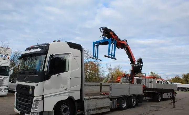 Volvo FH500 6x2 | Platforma z HDS Fassi F215A7 - Sterowanie radiowe | Euro 6 | Automatyczna skrzynia | 390 000 km - Valníkový/ Plošinový nákladný automobil, Auto s hydraulickou rukou: obrázok 5 Volvo FH500 6x2 | Platforma z HDS Fassi F215A7 - Sterowanie radiowe | Euro 6 | Automatyczna skrzynia | 390 000 km - Valníkový/ Plošinový nákladný automobil, Auto s hydraulickou rukou: obrázok 5