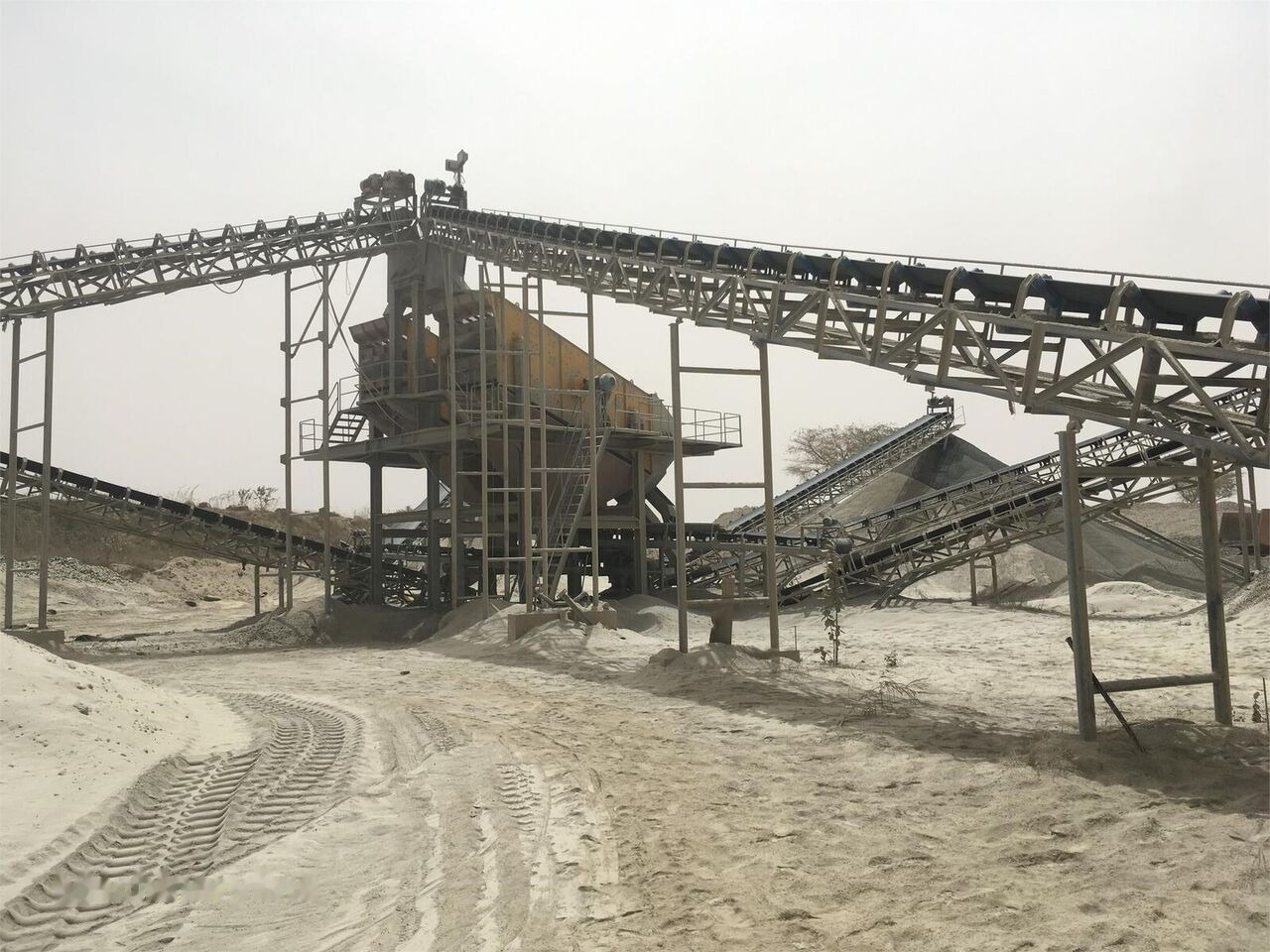 Kinglink Inclined Basalt Vibrating Screen 4YK2160 - Třídič: obrázok 1 Kinglink Inclined Basalt Vibrating Screen 4YK2160 - Třídič: obrázok 1