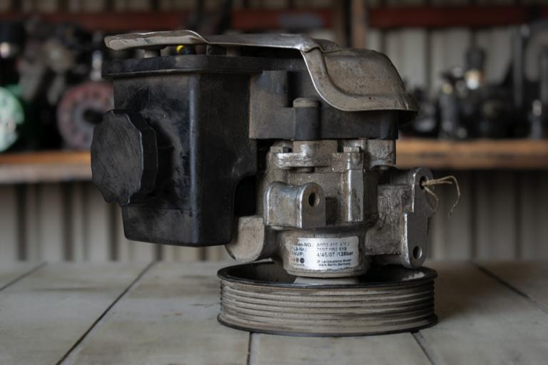 MERCEDES-BENZ SPRINTER (903) 313 CDI HYDRAULIC POWER STEERING PUMP - Čerpadlo riadenia pre Nákladné auto: obrázok 2 MERCEDES-BENZ SPRINTER (903) 313 CDI HYDRAULIC POWER STEERING PUMP - Čerpadlo riadenia pre Nákladné auto: obrázok 2