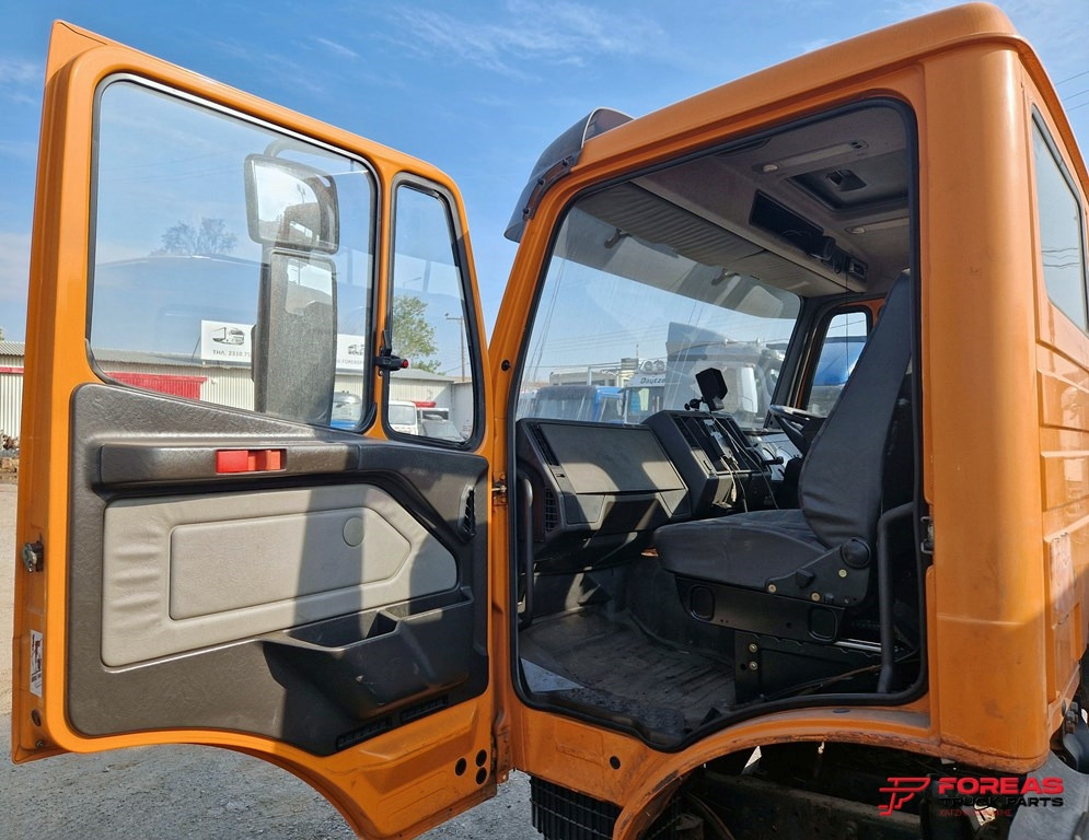 MERCEDES SK - SMALL - RIGHT HAND DRIVE - Kabína: obrázok 2 MERCEDES SK - SMALL - RIGHT HAND DRIVE - Kabína: obrázok 2
