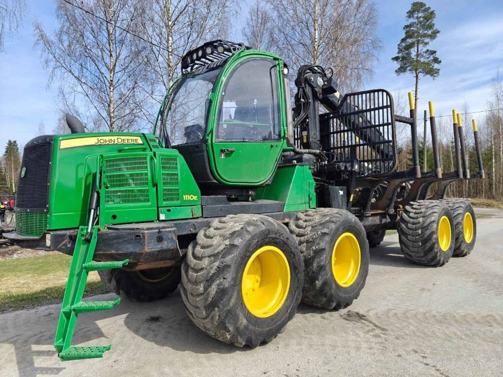 John Deere 1110 E Eco III - Vyvážečka: obrázok 1 John Deere 1110 E Eco III - Vyvážečka: obrázok 1
