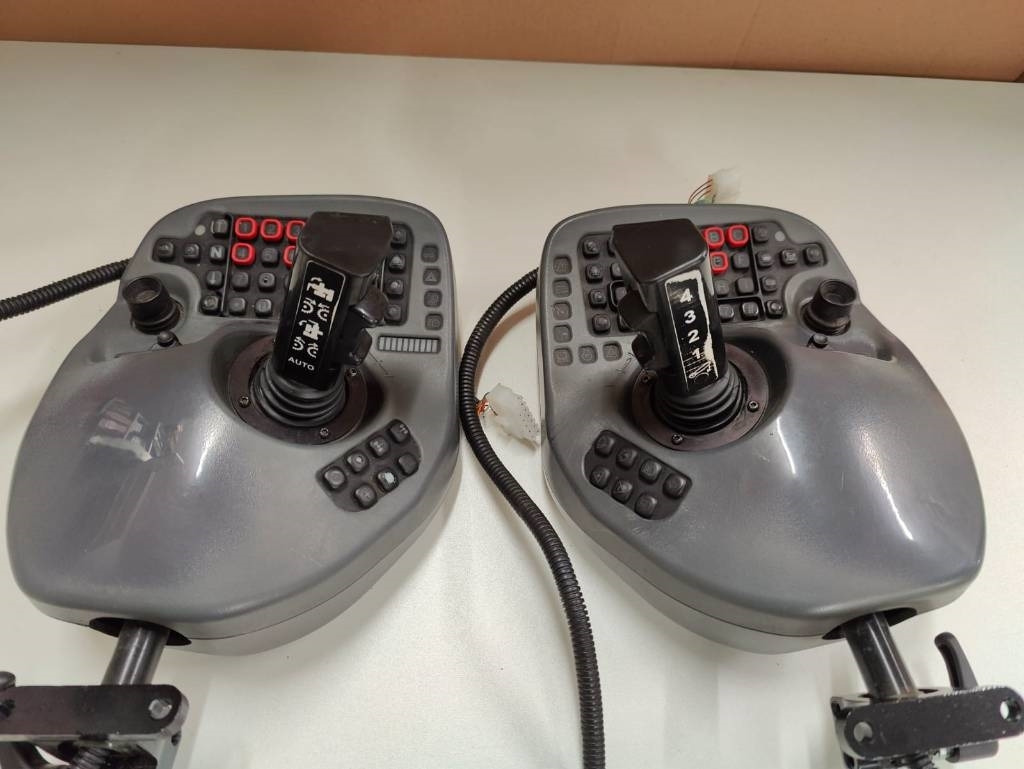 Komatsu Joysticks - Elektrický systém pre Lesnícka technika: obrázok 2 Komatsu Joysticks - Elektrický systém pre Lesnícka technika: obrázok 2