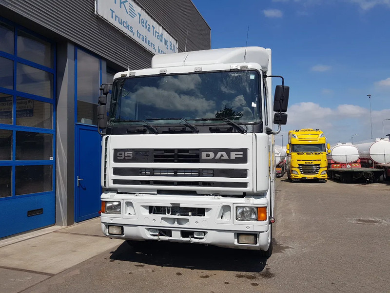 DAF 95.350 Paardenwagen met zitverblijf 7 paarden 7 horses - Nákladné auto na prepravu koní: obrázok 2 DAF 95.350 Paardenwagen met zitverblijf 7 paarden 7 horses - Nákladné auto na prepravu koní: obrázok 2